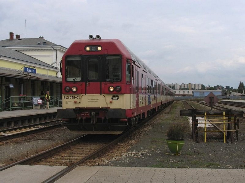 843 016-7 mit R 990 Pardubice Hlavn Ndra-Liberec auf Bahnhof Turnov (13-7-2007). 