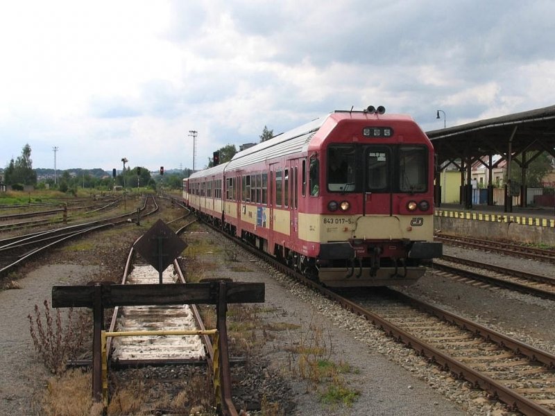 843 017-5 mit R 993 Liberec-Pardubice Hlavn Ndra auf Bahnhof Turnov (13-7-2007). 