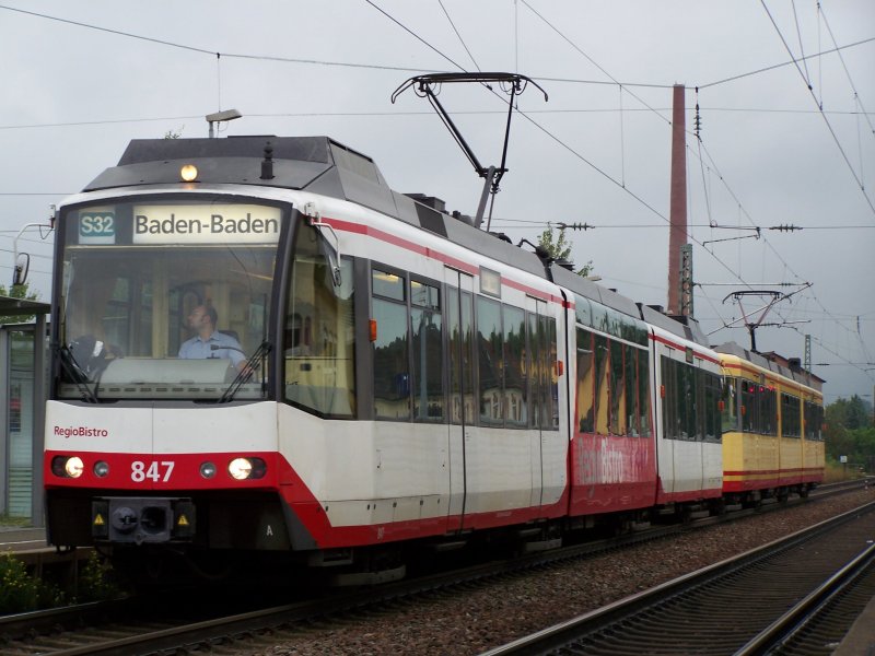 847  RegioBistro  und ein weiterer S-Bahntriebwagen, fuhren am 7.August 2007 als S32 nach Baden-Baden. Aufgenommen im S-Bahn Bahnhof Malsch.