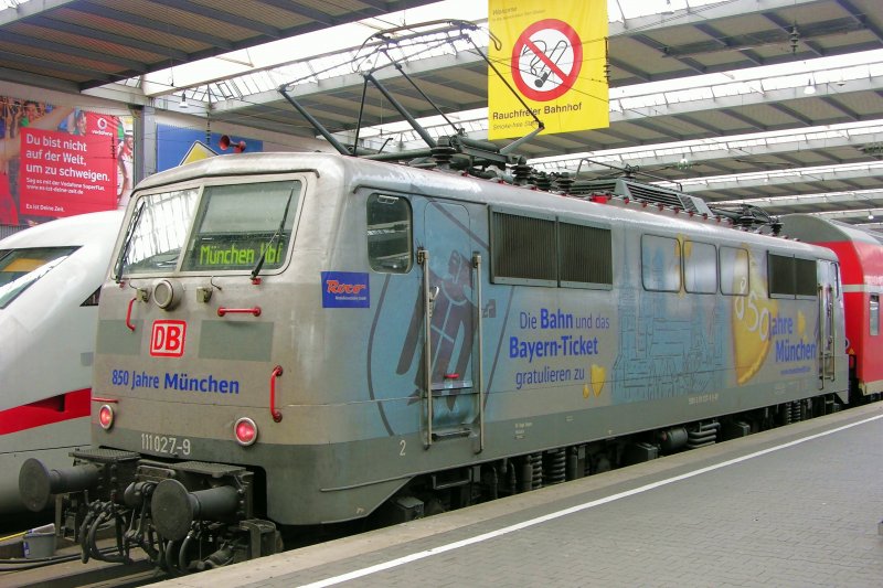 850 Jahre Mnchen zeigt diese 111-027 natrlich am Mnchner Hauptbahnhof. Geraucht darf aber erst seit kurzem nicht mehr. 17.07.2009