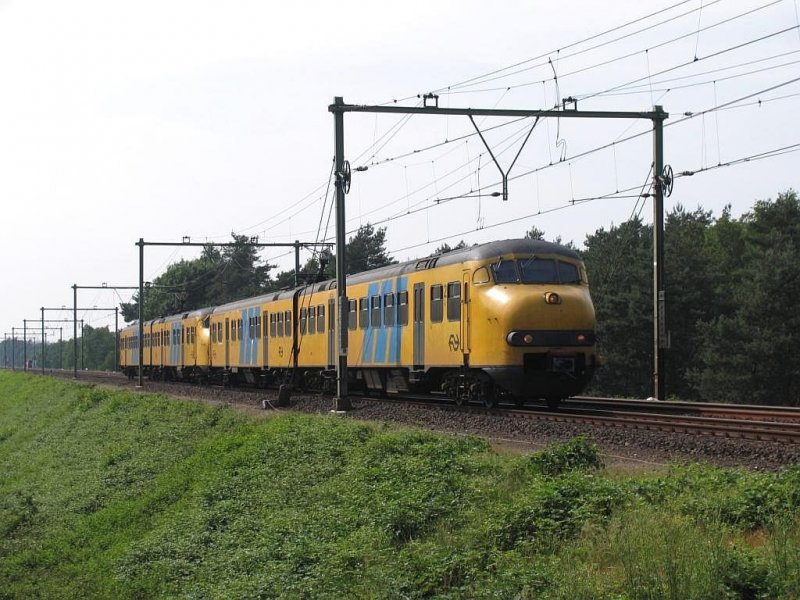 851 und 892 mit Zug 7557 Ede-Wageningen-Zutphen bei Wolfheze am 14-06-2007.