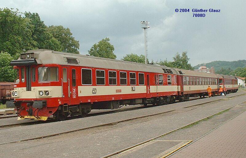 854 204-5, Y-Wagen und 854 014-8 wurde eben zusammen gesetzt und steht abfahrbereit als Nahverkehrszug am 21.06.2004 im Bahnhof Trutnov / Riesengebirge.