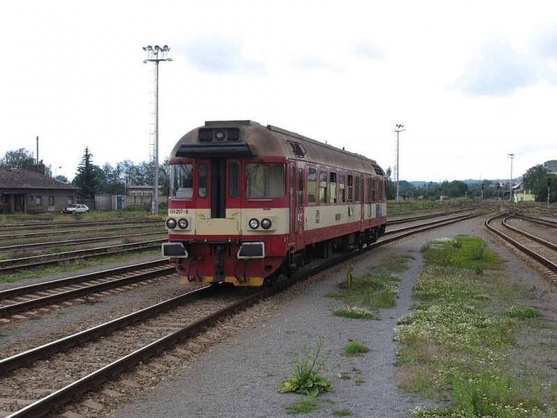 854 207-8 mit Os 5512 Hradec Krlov Hlavn Ndra-Turnov auf Bahnhof Turnov am 13-7-2007.