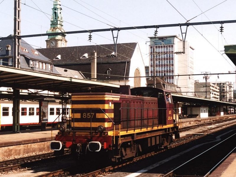 857 auf Bahnhof Luxembourg am 24-7-2004. Bild und scan: Date Jan de Vries.
