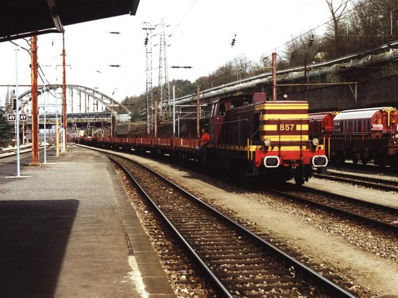 857 mit G�terzug auf Bahnhof Esch-sur-Alzette am 8-4-2000. Bild und scan: Date Jan de Vries.