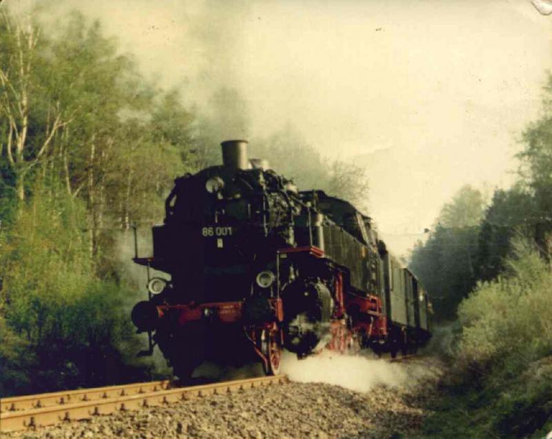 86 001 am 11.06.1985 auf der Strecke Nossen - Gro�voigtsberg.