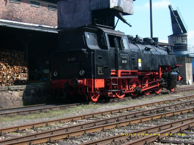 86 001 wurde am 24.08.07 auf dem Gelände des Bw Chemnitz-Hilbersdorf ausgestellt.
