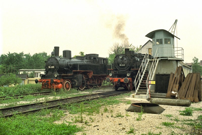 86 049 und 74 231 in Erfurt-West bei der Bekohlungsanlage, um 1985