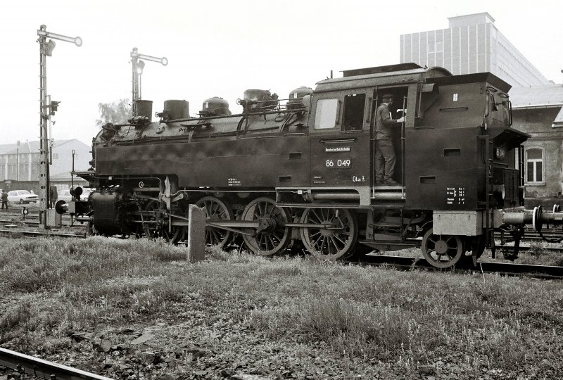 86 049 in Neustadt/Sachsen um 1986 mit den alten Formsignalen