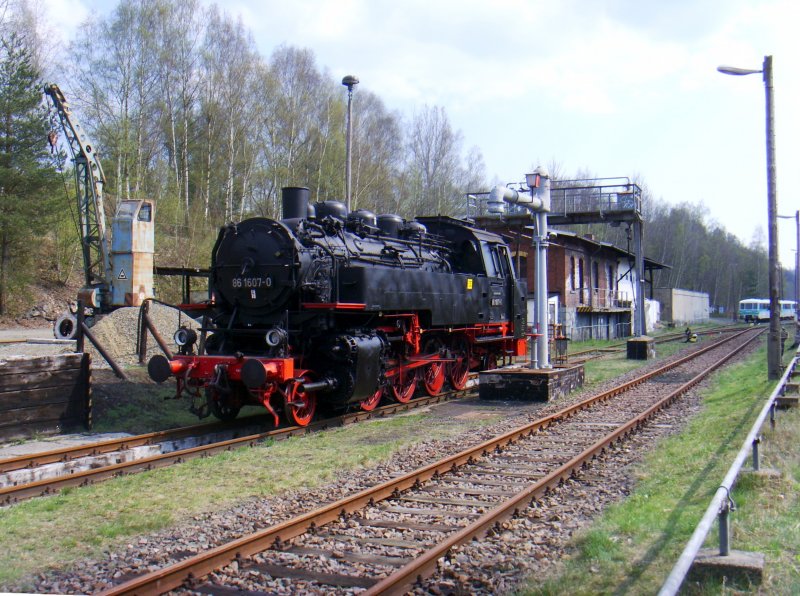 86 1607-0 am funktionsfhigen Wasserkran des ehem. BW Adorf/V., 12.04.2009.