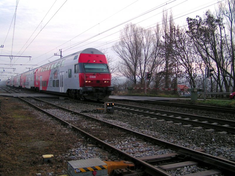 86 33 207-0 als Steuerwagen f�r REX7620 bei der Ausfahrt Bruck/Leitha; 081210