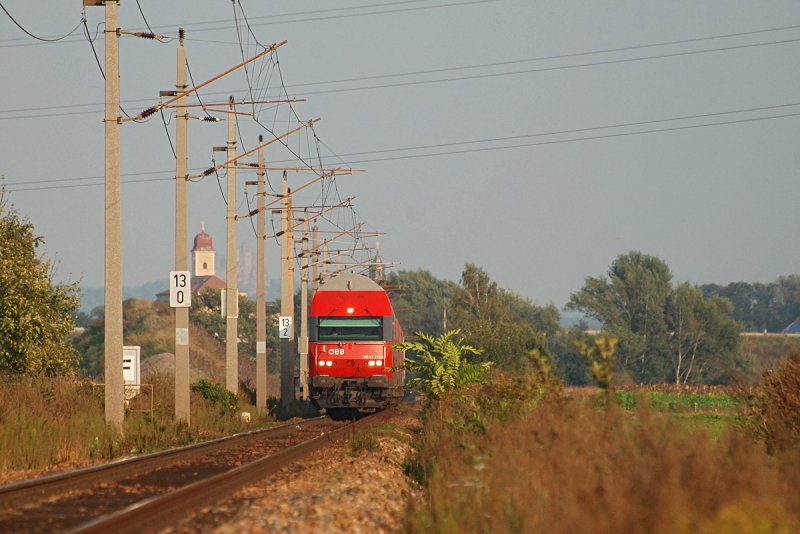 86-33 213 Steuerwagen voraus am REX 7128 von Payerbach-Reichenau nach Krems an der Donau. Die Aufnahme entstand am 28.09.2009 zwischen Stockerau und Hausleiten.