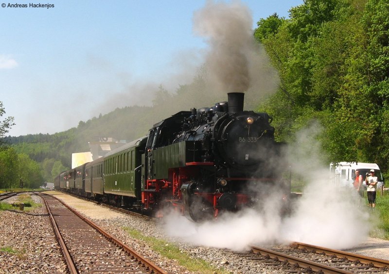 86 333 mit ihrem Dampfzug von Weizen nach Zollhaus-Blumberg bei der Abfahrt Weizen am 11.5.08