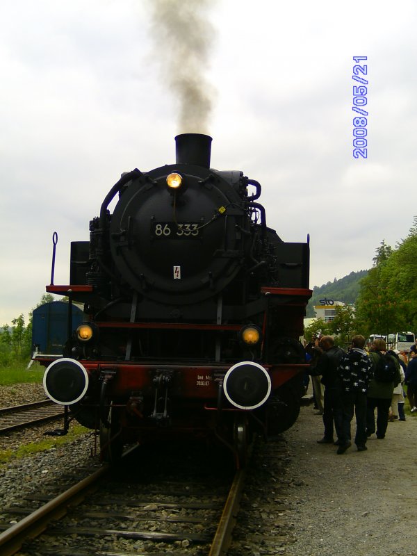 86 333 der Wutachtalbahn am 21.5.2008 beim Ankuppeln im Bahnhof Weizen.