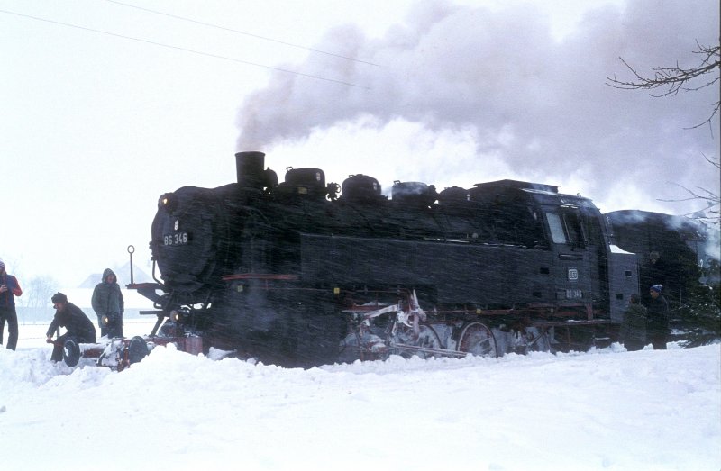 86 346  Stubersheim  19.02.78  Es war etwas zu viel Schnee gefallen und der Zug steckte fest.