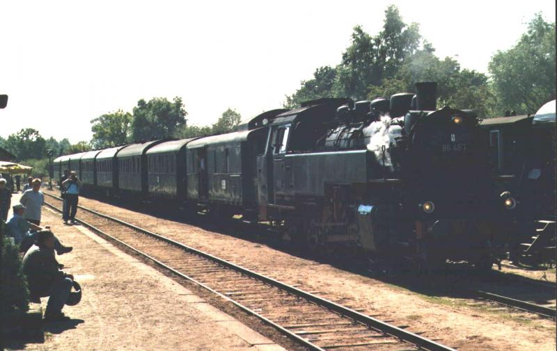 86 457 mit den Berliner Traditions Zug in Sch�nberg Strand-SH
       In ganzer Sch�nheit und l�nge im umfahrgleis.....
       die 86er hatte probleme mit der Dichtigkeit an der Pumpe....
       deshalb die Dampf-Fahne rechts am Kessel 