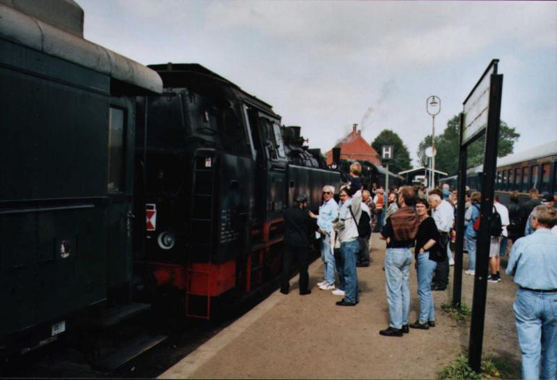 86er und T3 , Umfeld - Situation der vorherigen Aufnahme ,
              nachdem die Fahrgste ausgestiegen sind ,
              herrschte ein ziemliches gedrnge am Bahnsteig in
              Schnberg - Strand
