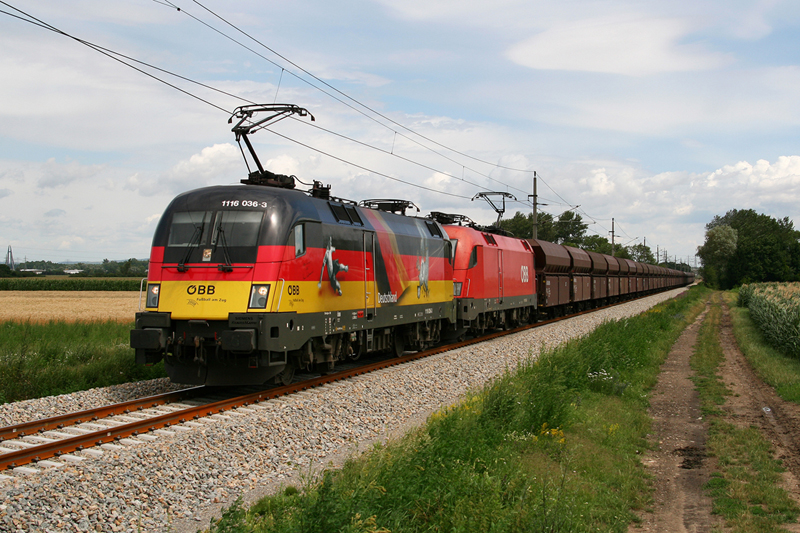 8.7.09 Die MoKos, Faszination Pur! Eine Augenweide war der GAG 48001 welcher meist mit einem Taurus Tandem gef�hrt wurde. An dem Tag kam der Vize Europameister als Vorspanntriebfahrzeug zum Einsatz, nat�rlich ein Grund sich am Fotostandort zu platzieren und auf den Kohleganzzug zu warten. Bespannt wurde der heutige GAG 48001 von Breclav nach Moosbierbaum Heiligeneich von der 1116 036 und der 1116 185.