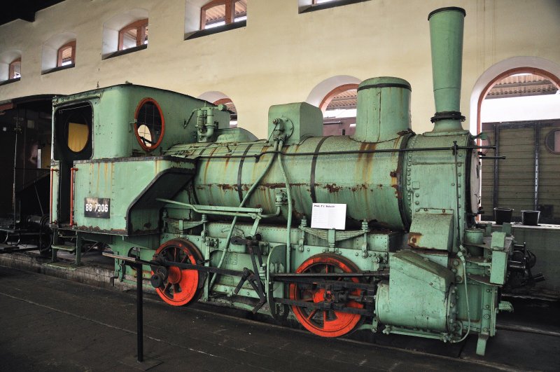 88 7306  Schaidt , stilgerecht im Lokschuppen, einem Gebude aus der unmittelbaren Anfangszeit der Eisenbahnen dieser Region, untergebracht. (Neustadt/Weinstrasse, Mai 2009).
