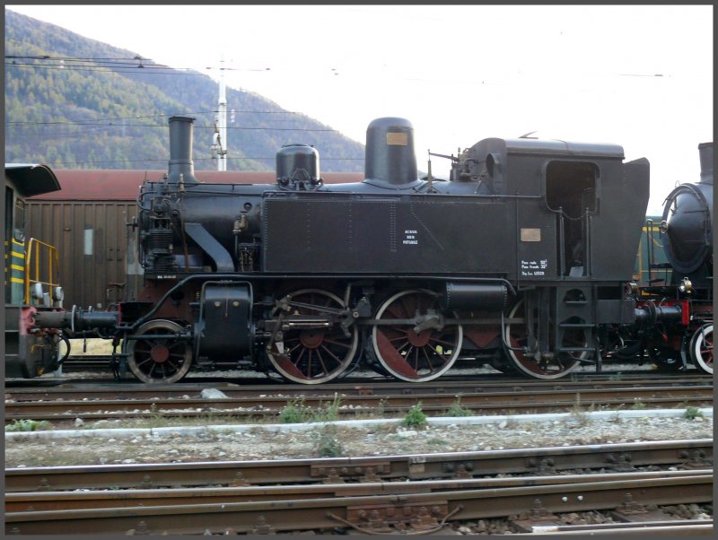 880 051 ist eine sehr eigenwillige Konstruktion, hier vor dem Deposito Locomotive in Tirano (15.11.2007)