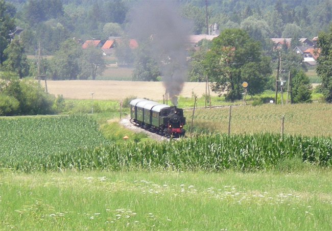 88.103 der Nostalgiebahnen in Krnten (NBiK) mit dem Rosentaler Dampfzug am 15.07.2007 auf der Fahrt von Weizelsdorf nach Ferlach nchst der Ortschaft Laiplach.