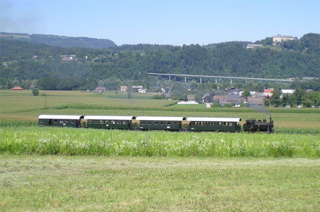 88.103 der Nostalgiebahnen in Krnten (NBiK) mit dem Rosentaler Dampfzug am 15.07.2007 auf der Fahrt von Weizelsdorf nach Ferlach, im Hintergrund die Hollenburg.