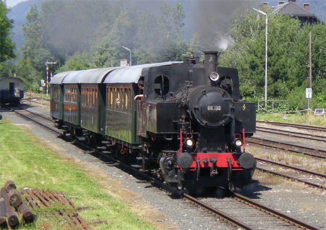 88.103 der Nostalgiebahnen in Krnten (NBiK) mit dem Rosentaler Dampfzug am 15.07.2007 bei der Abfahrt im Bahnhof Weizelsdorf.