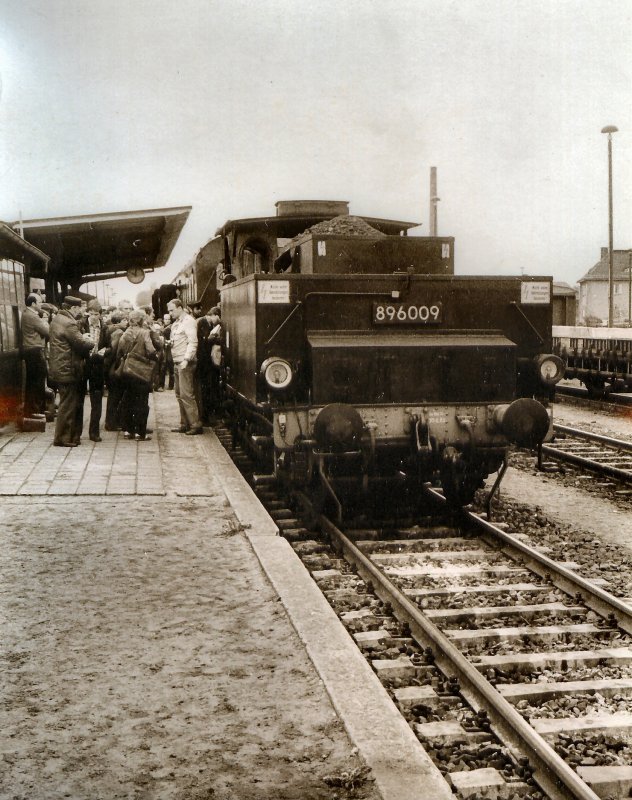 89 5009 mit Sonderzug in Basdorf (Heidekrautbahn), Aufnahme um 1986