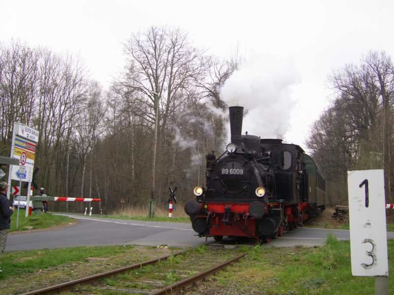 89 6009 am 08.04.07 von Grovoigtsberg nach Nossen unterwegs , hier am Bahnbergang in Zella.  
