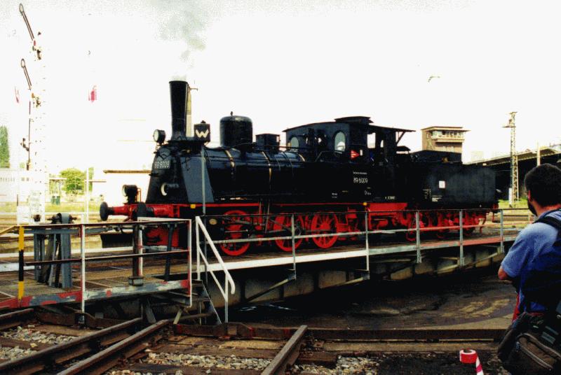 89 6009 auf der Drehscheibe vor Haus 1 im ehem. Bw Dresden-Altstadt