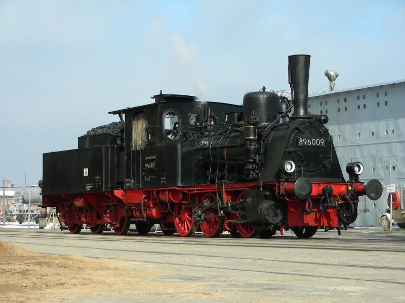 89 6009 macht Pause bei Filmdreharbeiten im Stralsunder Hafen