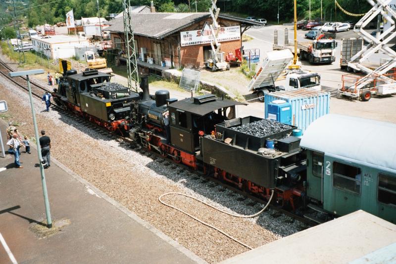 89 6009 und die Speyerbach am 26.5.04 in Ottweiler.