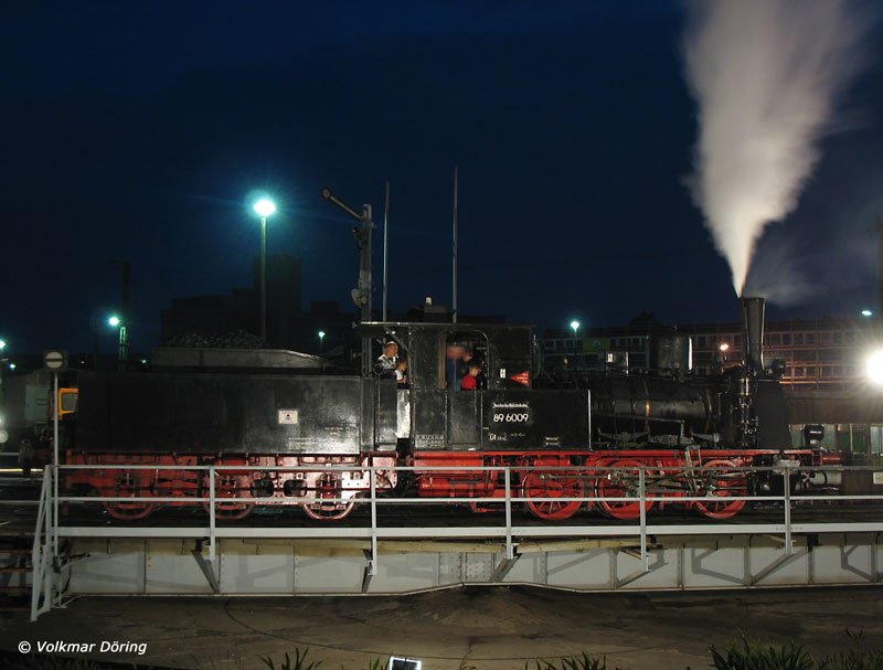 89 6009 unter Dampf auf der Drehscheibe im Eisenbahnmuseum DD-Altstadt;  Museums-Sommernacht-Dresden, 08.07.2006

