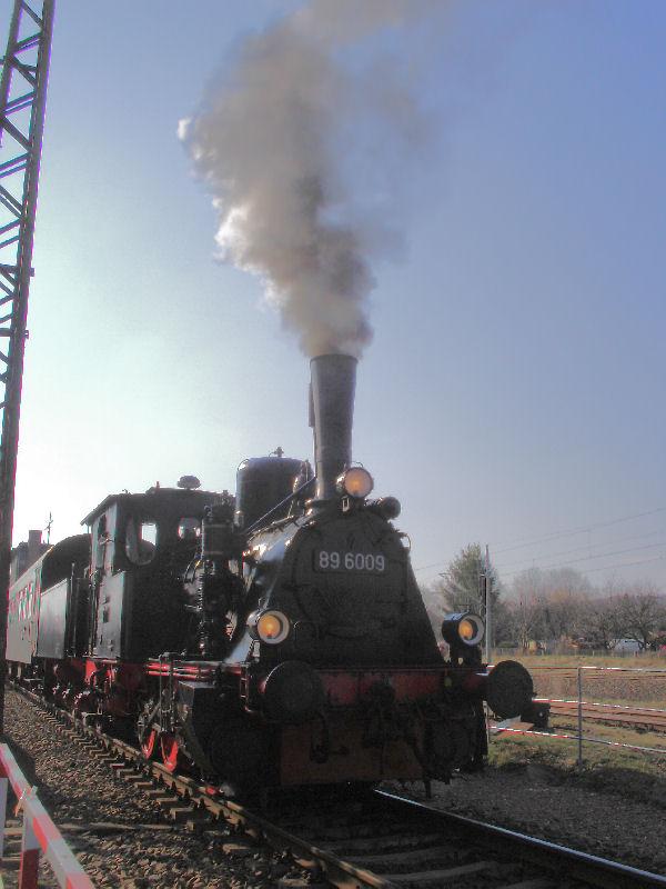 89 6009 vor dem Sonderzug am Museumsbahnsteig des SEM Chemnitz