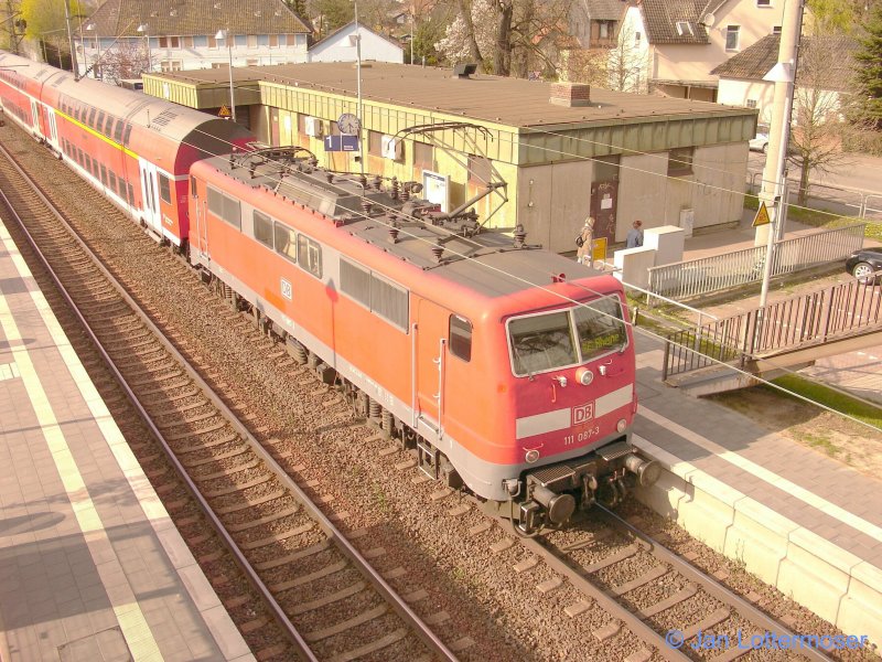 8.April 2007: Vechelder Bahnhof Richtung Braunschweig. Br 111 087-3 mit Regionalzug.