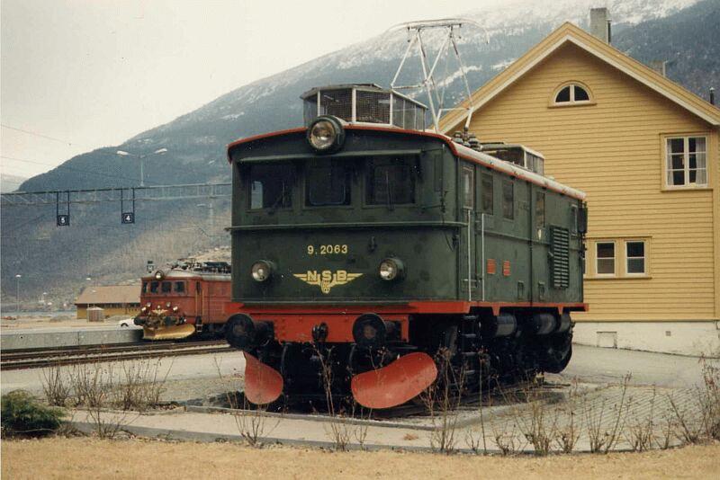 9 2063 als Denkmal-Lok am Bahnhof Flam, Strecke Myrdal - Flam im Mai 1996, die Lok steht heute, Juni 2006, nicht mehr in Flam. 