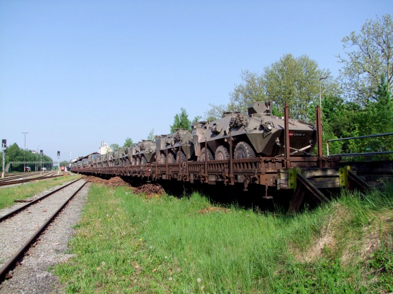 9 Flachwagen bestehend aus Ks+Laads beladen mit Bundesheerr�derfahrzeugen wurden zur Entladung bereitgestellt; 090503
