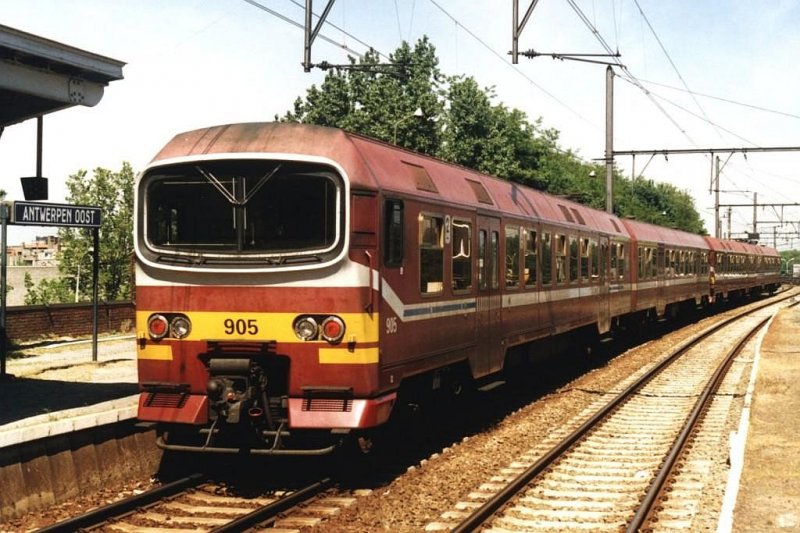 905 und 946 auf Bahnhof Antwerpen Oost am 21-5-2001. Bild und scan: Date Jan de Vries. 