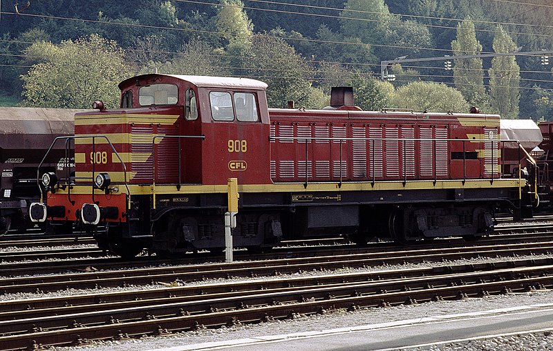 908 rangiert in Ettelbruck. 10-1991