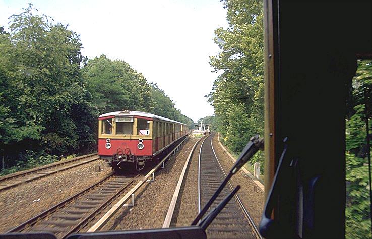 90er Jahre Wannseebahn,Blick aus dem F�hrerstand auf einen Richtung Anhalter Bahnhof fahrenden Gegenzug der Bauart  Stadtbahn  Es war das einzige Mal,wo ich die Gelegenheit bekam,vom Anhalter Bahnhof �ber Wannsee und dann bis Charlottenburg eine F�hrerstandsmitfahrt zu machen.(Archiv P.Walter)