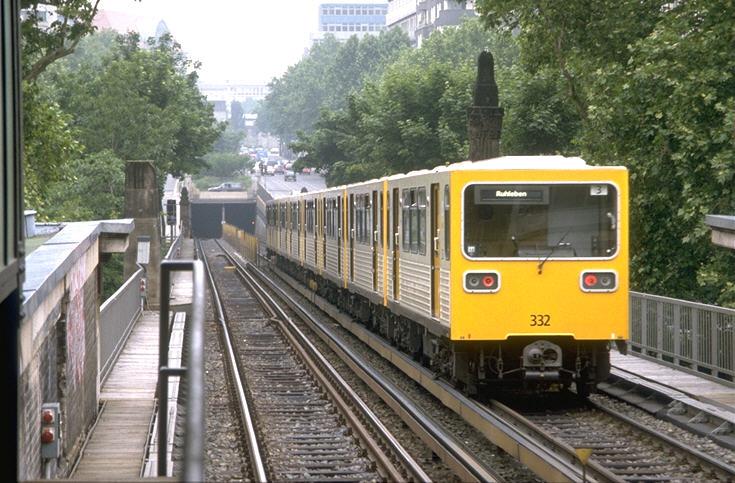 90er Jahre,Kleinprofilzug Typ GI ex.BVB Ost der Linie U2,beim verlassen des Bhf.Nollendorplatz in Richtung Wittenbergplatz.
(Archiv P.Walter)