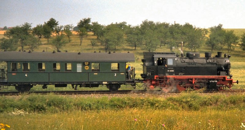 91 6580 mit Sonderzug zwiscchen Erfurt-Bindersleben und Erfurt-West, um 1988