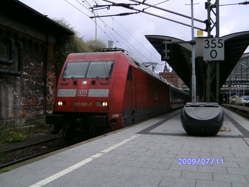 91 80 6 101 091-7 D-DB brachte am 11.07.2009 den InterCity 2025 von Hamburg Altona nach Frankfurt(Main)Hbf. Die Aufnahme entstand in Hamburg Hauptbahnhof.