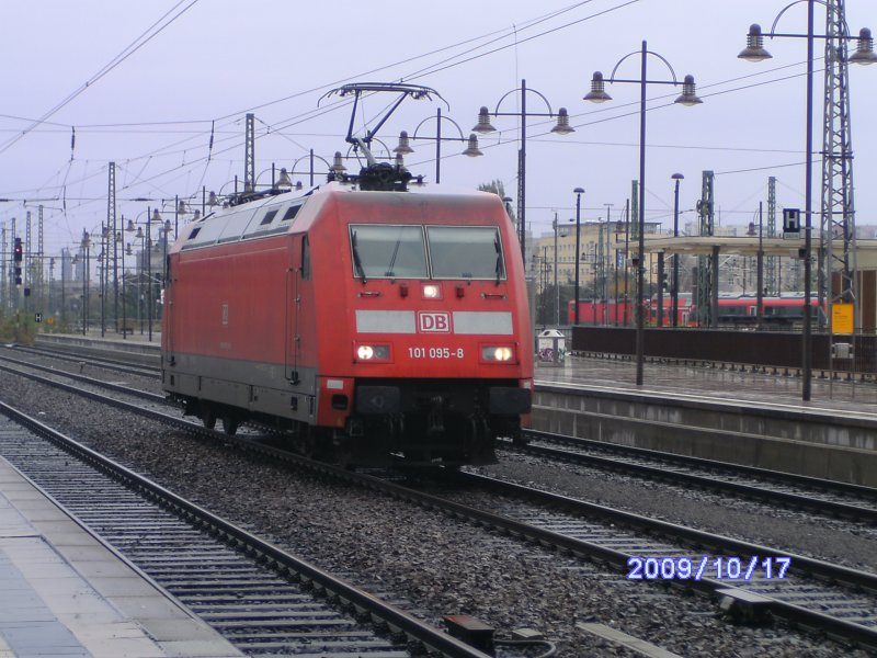 91 80 6 101 095-8 D-DB bespannte am 17.10.2009 den EuroCity171 von Berlin Hauptbahnhof(tief) nach Dresden Hbf. Aufnahme in Dresden Hbf whrend der Rangierfahrt.