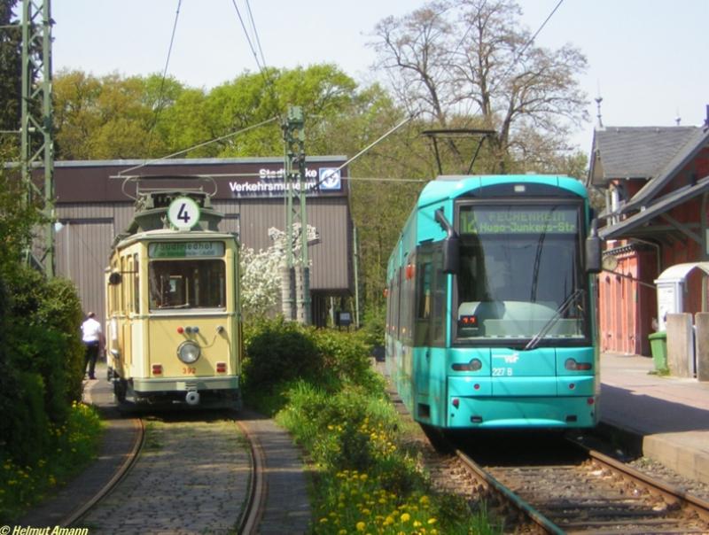 91 Jahre Frankfurter Straenbahngeschichte liegen zwischen dem D-Triebwagen 392 Baujahr 1914 links im Bild und dem S-Triebwagen 227 Baujahr 2005, die sich am 03.05.2006 am Verkehrsmuseum Schwanheim ein Stelldichein gaben.