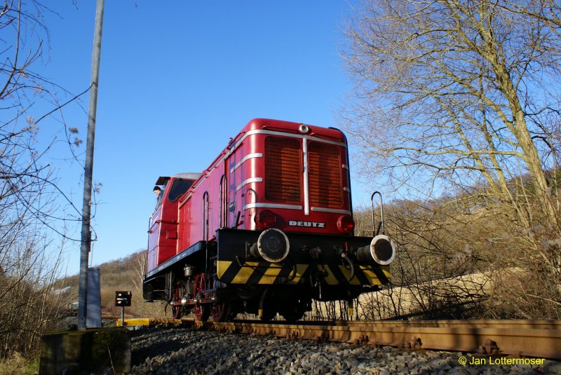 9.12.2007: In Braunschweig dampft es wieder! Der Assebummler fhrt wieder mit Dampf. Die Lok  Braunschweig  (Gterzug-Tenderlok C n2t) des Vereins Braunschweiger Verkehrsfreunde e.V. hat am 24.11.07 die HU bekommen. Br V 45 211 waltet als Rangierhilfe ihres Amtes. ;-)