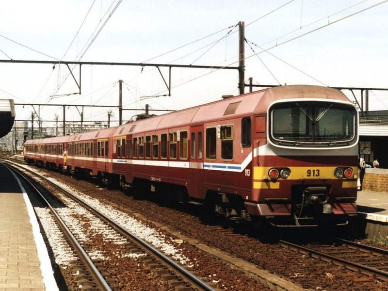 913 und 914 mit IC-zug Antwerpen Berchem-Leuven-Hasselt auf Bahnhof Antwerpen Berchem am 21-5-2001. Bild und scan: Date Jan de Vries. 