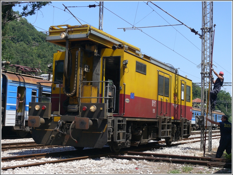 916-351 in Virpazar. Der Hrnerschalter lsst sich nur mit Hilfe einer Erdungsstange umlegen, aber dann gibts Richtung Podgorica wieder Strom in der Fahrleitung. (29.07.2009)