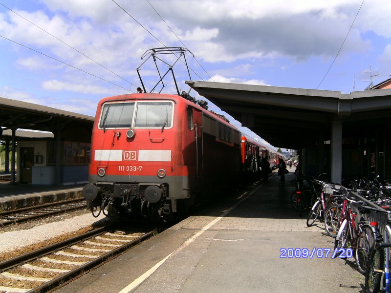 9180 6 111 033-7 D-DB mit einem RE in Weilheim/Oberbay auf den Weg nach Innsbruck Hbf ber Garmisch-Partenkirchen, Mittenwald(20.07.2009).