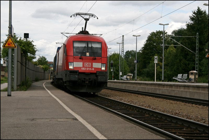 9180 6 182 015-8-D-DB durchfhrt am 27.06.07 mit einem sehr gut ausgelasteten KLV-Zug zum Brenner den Bahnhof Brannenburg.